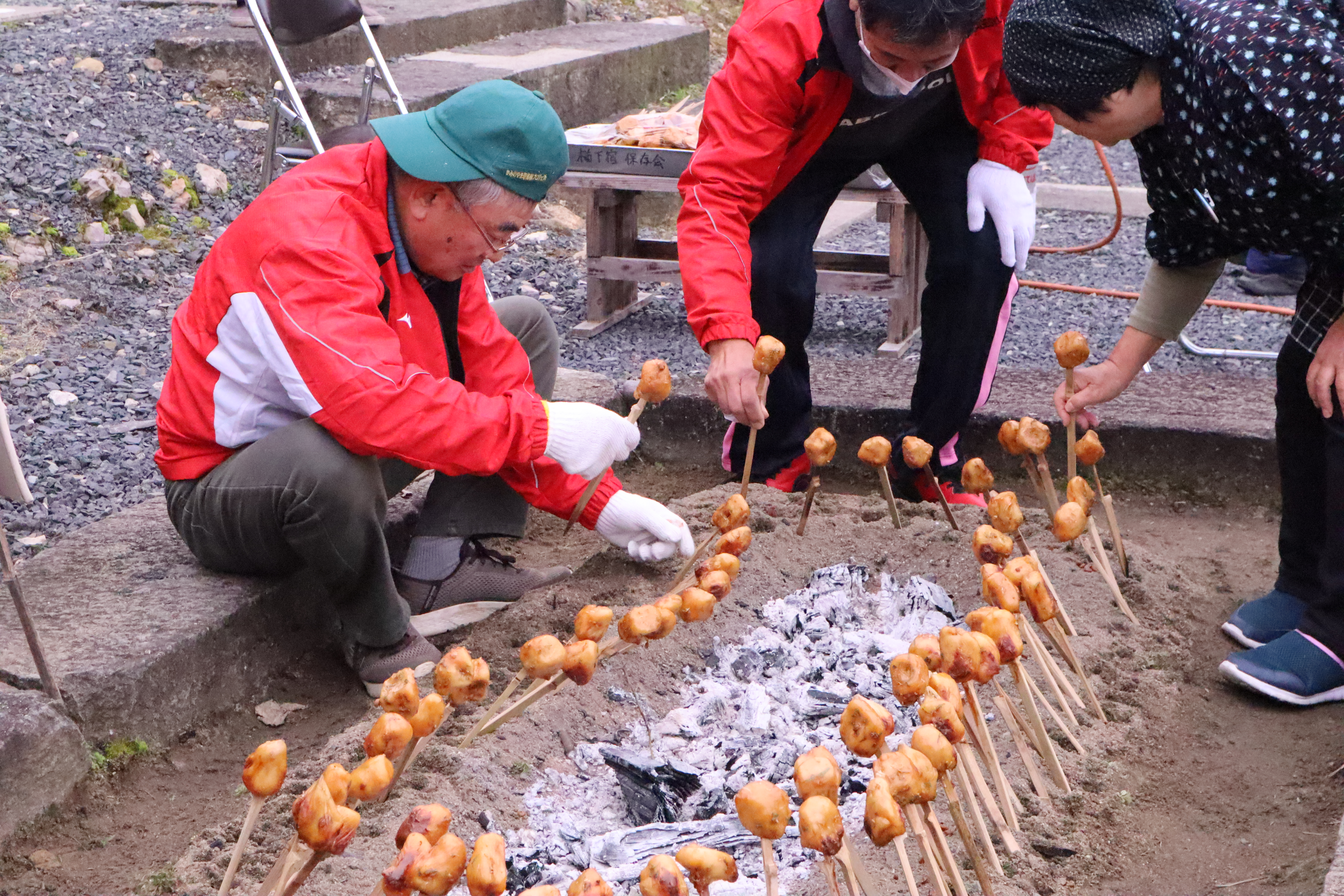 エイドステーションで串料理を焼く様子